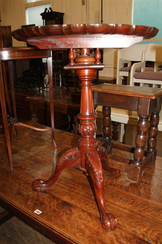 Chippendale style mahogany circular topped wine table, with a piecrust edge, on a pillar and cabriole base